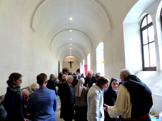 Dans le cloître...