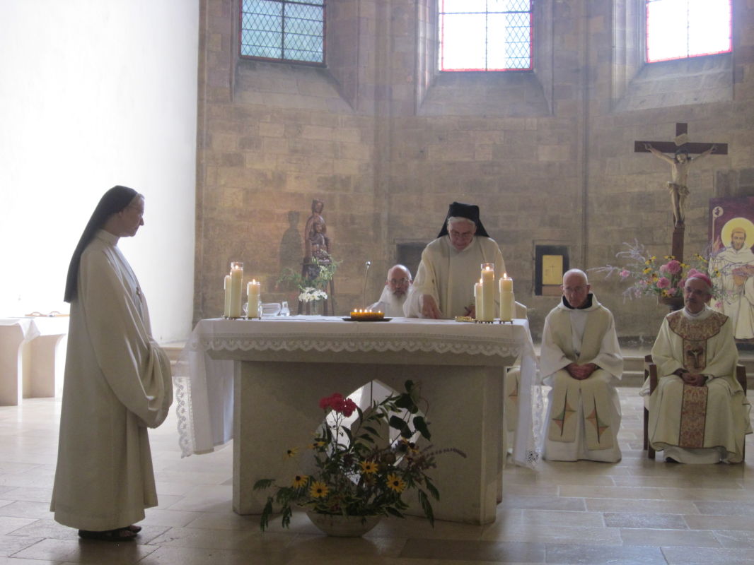 Soeur Anna. Comme le prévoit le Rituel, l'engagement est signé sur l'autel.