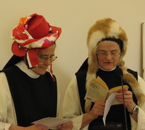 soeur Lydwine lors d'une fête, avec sr Marie-Colette