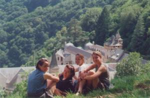 Du mur de clôture, quelques jeunes observent l'abbaye!