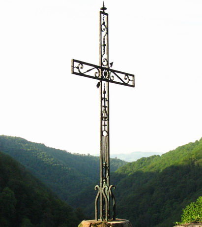 La croix rappelle le don d'amour de Dieu pour nous.