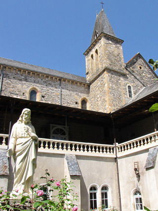 Au milieu du cloître