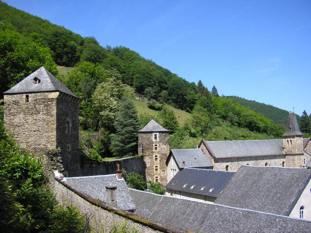 Les autres tours des remparts et l'église